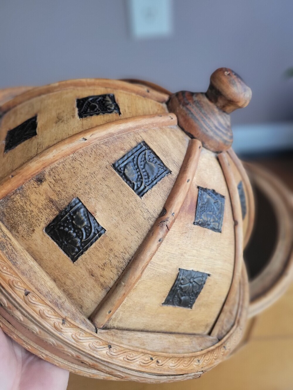 RARE VINTAGE WOODEN BUCKET CANISTER CYLINDER SHAPE LID DESIGN FLOWERS METAL 15.5 - Picture 6 of 16